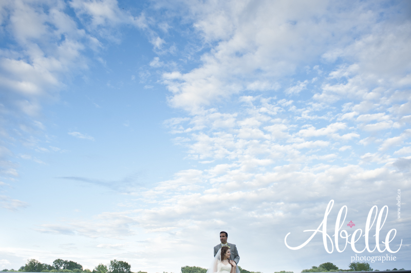 Photo de mariés devant un ciel bleu