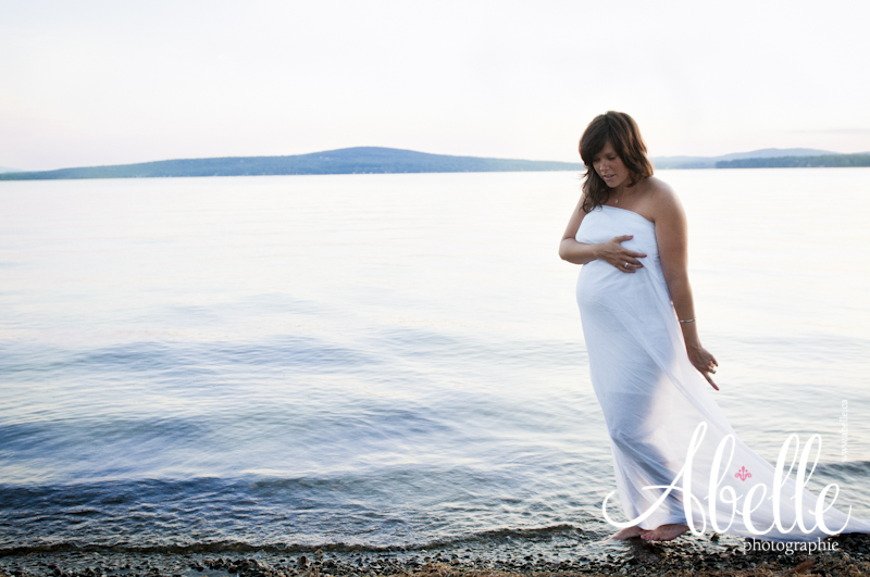 Maternity portrait of young mother shot by Abelle photographie