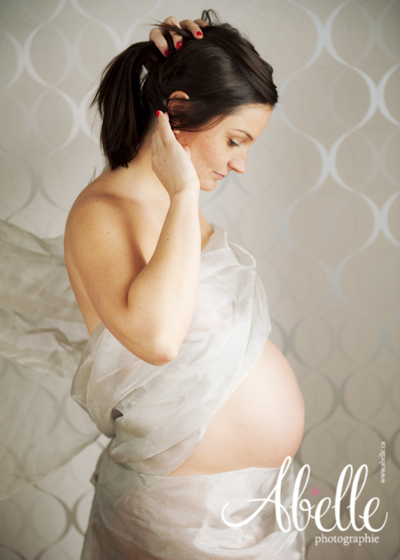 Maternity portrait of young mother shot by Abelle photographie