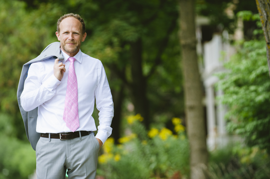 Groom getting ready in Montreal: Abelle photographie