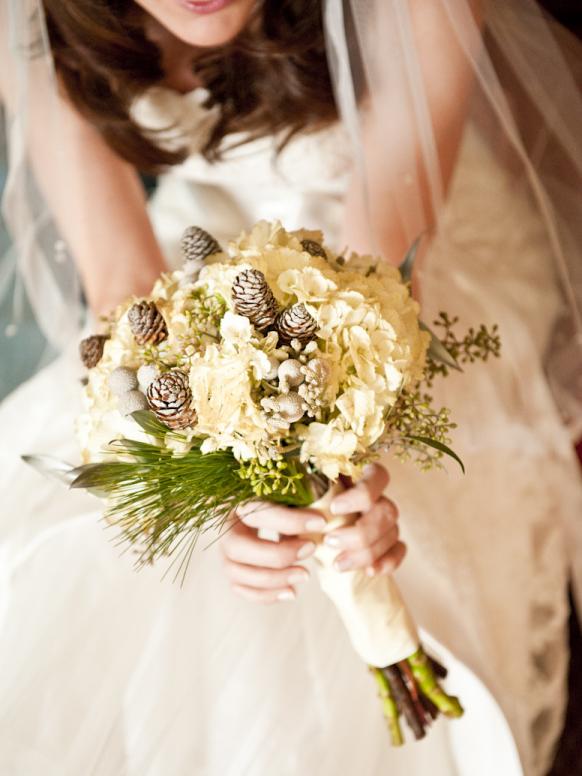 Winter wedding bouquet by Fleurifik, Pointe-Claire, Quebec