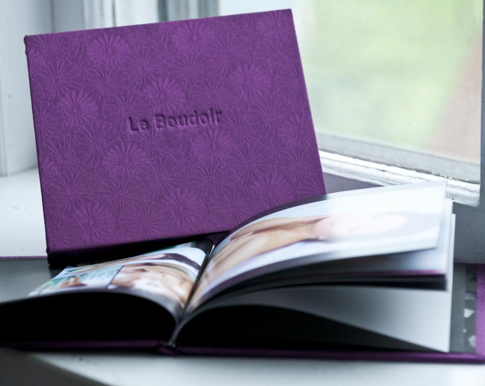 Album boudoir. Brocade de soie mauve.